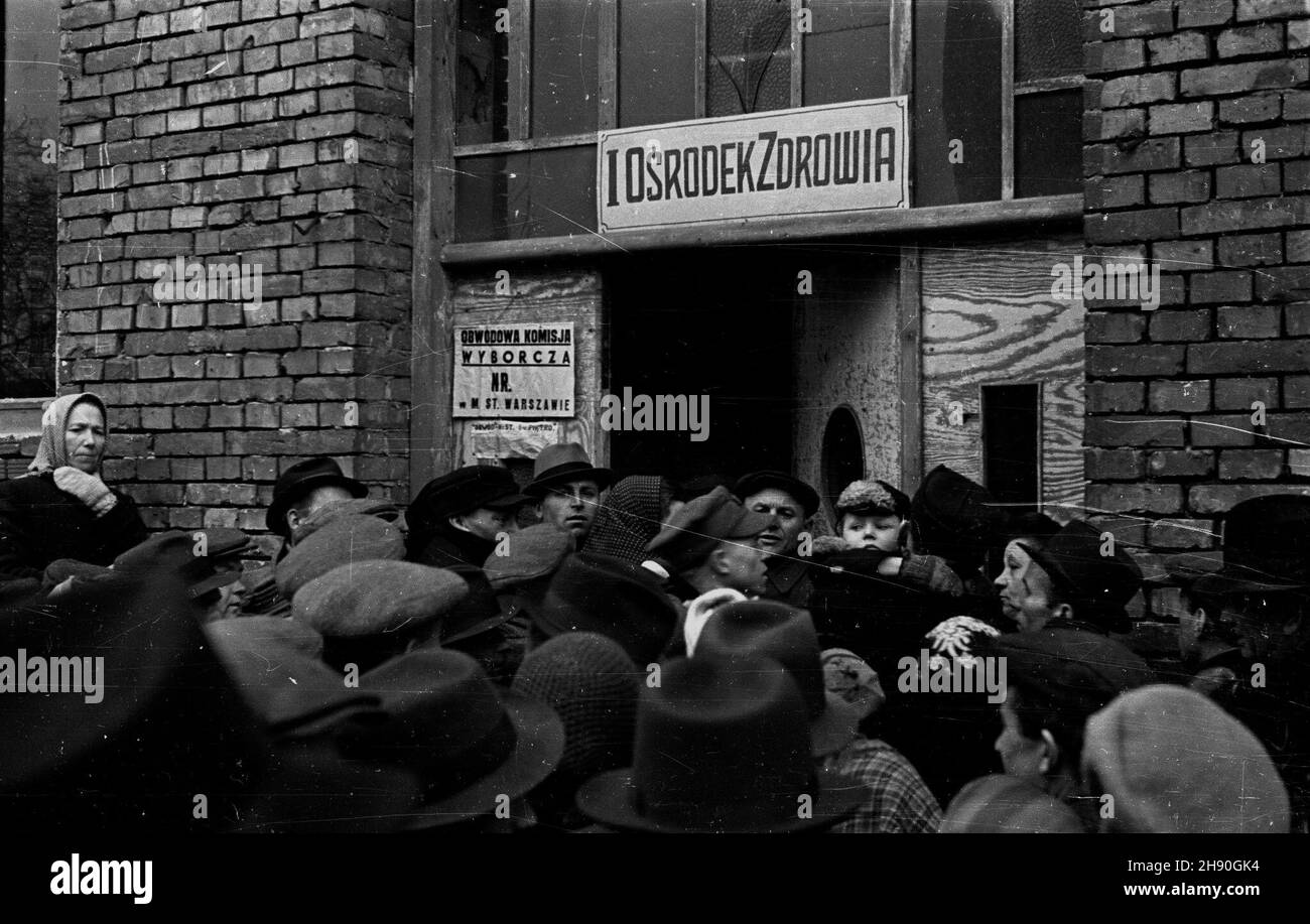 Warszawa, 1947-01-19. Wybory do Sejmu Ustawodawczego. NZ. Kolejka do lokalu Obwodowej Komisji Wyborczej przy ul. Browarnej. bb/gr PAP/Jerzy Baranowski Warschau, 19. Januar 1947. Wahlen zum Sejm (parlament). Im Bild: Eine Schlange zur Wahlstation an der Browarna Street. bb/gr PAP/Jerzy Baranowski Stockfoto