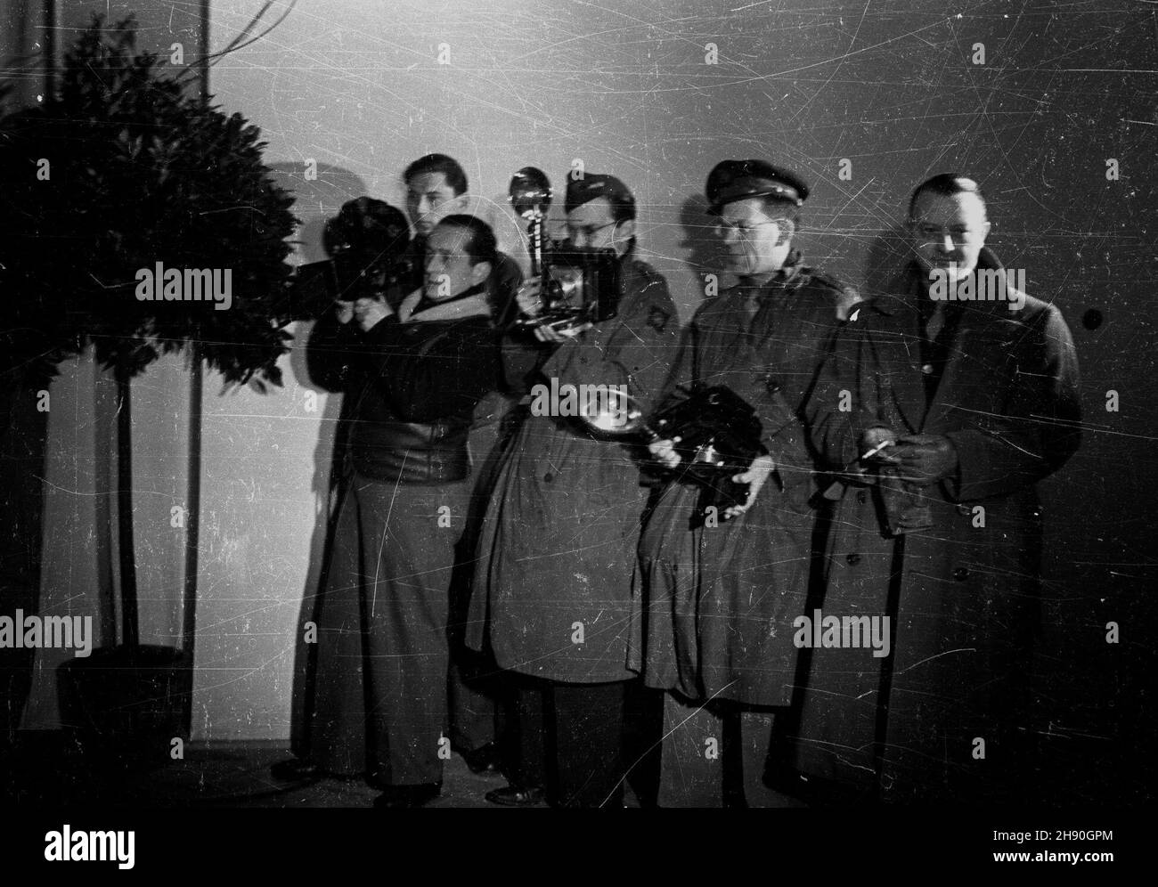 Warszawa, 1947-01-19. Wybory do Sejmu Ustawodawczego. NZ. Reporterzy polscy i zagraniczni w lokalu Komisji Wyborczej nr 21 przy ul. Mokotowskiej 12. Z kamer¹ W³adys³aw Forbert z Polskiej Kroniki Filmowej. bb/gr PAP Warschau, 19. Januar 1947. Wahlen zum Sejm (parlament). Im Bild: Ausländische und polnische Reporter an der Wahlstation Nr. 21 in der Mokotowska-Straße 12. Linker Kameramann Wladyslaw Forbert. bb/gr PAP Stockfoto