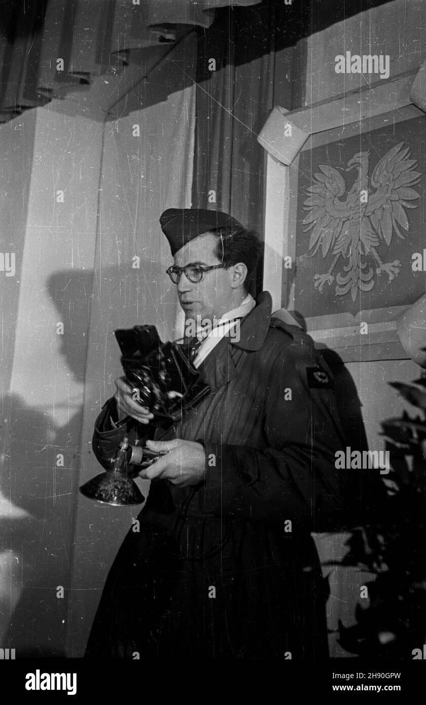 Warszawa, 1947-01-19. Wybory do Sejmu Ustawodawczego. NZ. Fotoreporter amerykañski w lokalu Komisji Wyborczej nr 21 przy ul. Mokotowskiej 12. bb/gr PAP/Stanis³aw D¹browiecki Warschau, 19. Januar 1947. Wahlen zum Sejm (parlament). Im Bild: Ein US-Reporter an der Wahlstation Nr. 21 in der Mokotowska-Straße 12. bb/gr PAP/Stanislaw Dabrowiecki Stockfoto