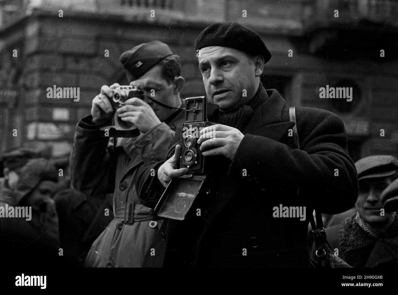Warszawa, 1947-01-19. Wybory do Sejmu Ustawodawczego. NZ. Fotoreporterzy przed lokalem Komisji Wyborczej nr 21 przy ul. Mokotowskiej 12. bb/gr PAP/Stanis³aw D¹browiecki Warschau, 19. Januar 1947. Wahlen zum Parlament. Im Bild: Fotoreporter vor der Wahlstation Nr. 21 in der Mokotowska-Straße 12. bb/gr PAP/Stanislaw Dabrowiecki Stockfoto