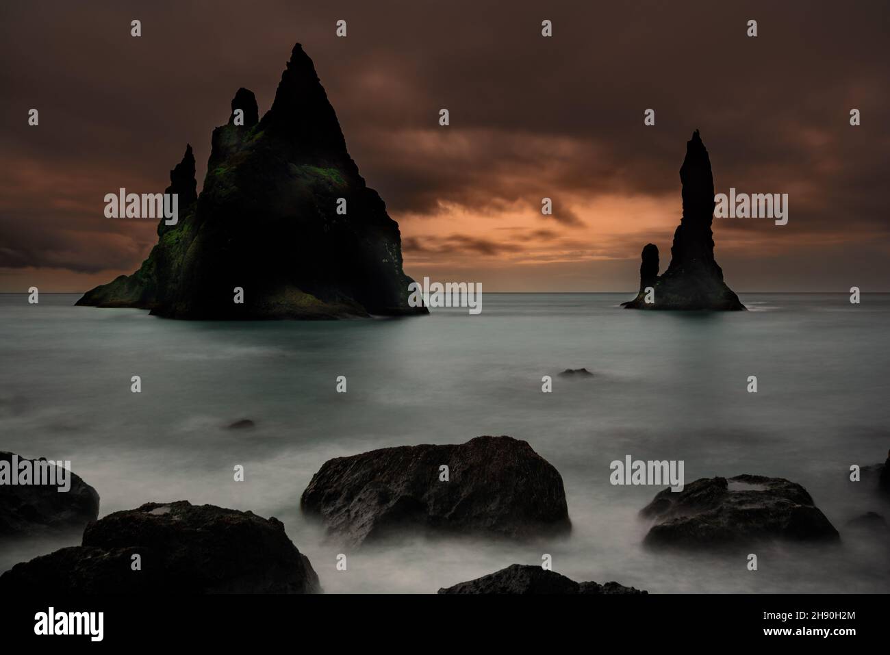 Bunte Stimmung im isländischen Reynisdrangar in einer Hochsommernacht. Stockfoto