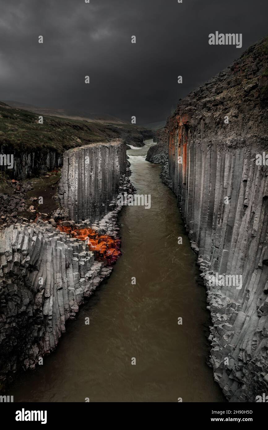 Der berühmte Studlagil Canyon in Island mit seinen faszinierenden Basaltsäulenwänden. Stockfoto Der berühmte Studlagil Canyon in Island mit seinen faszinierenden Basaltsäulenwänden. Stockfoto