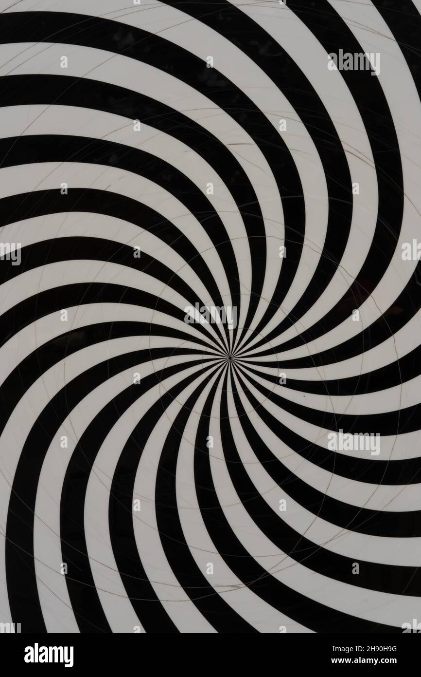 Schwarz-weiße Spirale. Psychedelische Spirale mit radialen schwarzen Strahlen wirbeln Stockfoto