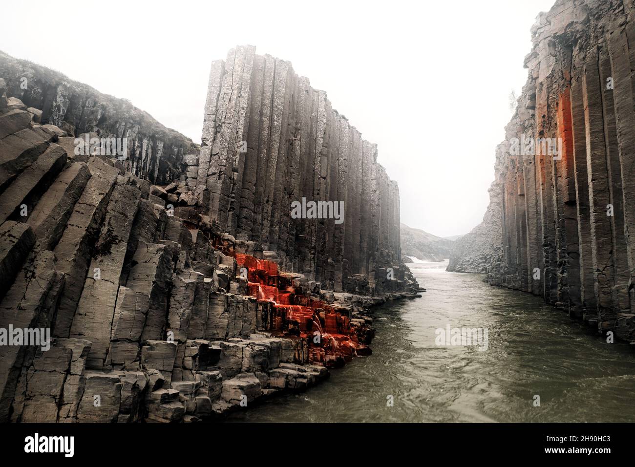 Der berühmte Studlagil Canyon in Island mit seinen faszinierenden Basaltsäulenwänden. Stockfoto Der berühmte Studlagil Canyon in Island mit seinen faszinierenden Basaltsäulenwänden. Stockfoto