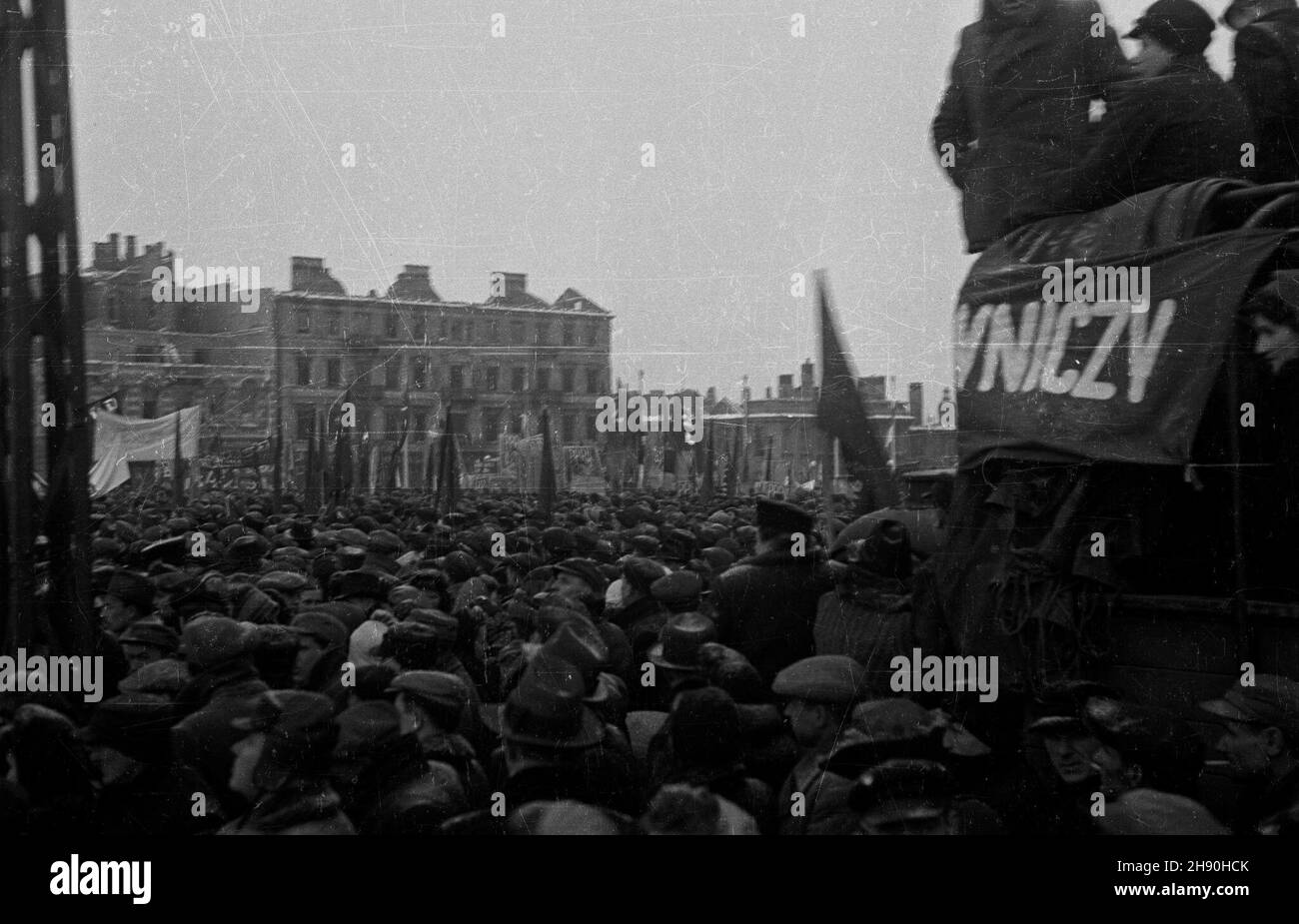 Warszawa, 1947-01-22. Manifestacja Bloku Demokratycznego na placu Zwyciêstwa po wyborach do Sejmu Ustawodawczego. bb/gr PAP Warschau, 22. Januar 1947. Eine vom Block der Demokratischen Parteien auf dem Zwyciestwa (Siegesplatz) inszenierte Demonstration nach den Wahlen zum Parlament. bb/gr PAP Stockfoto