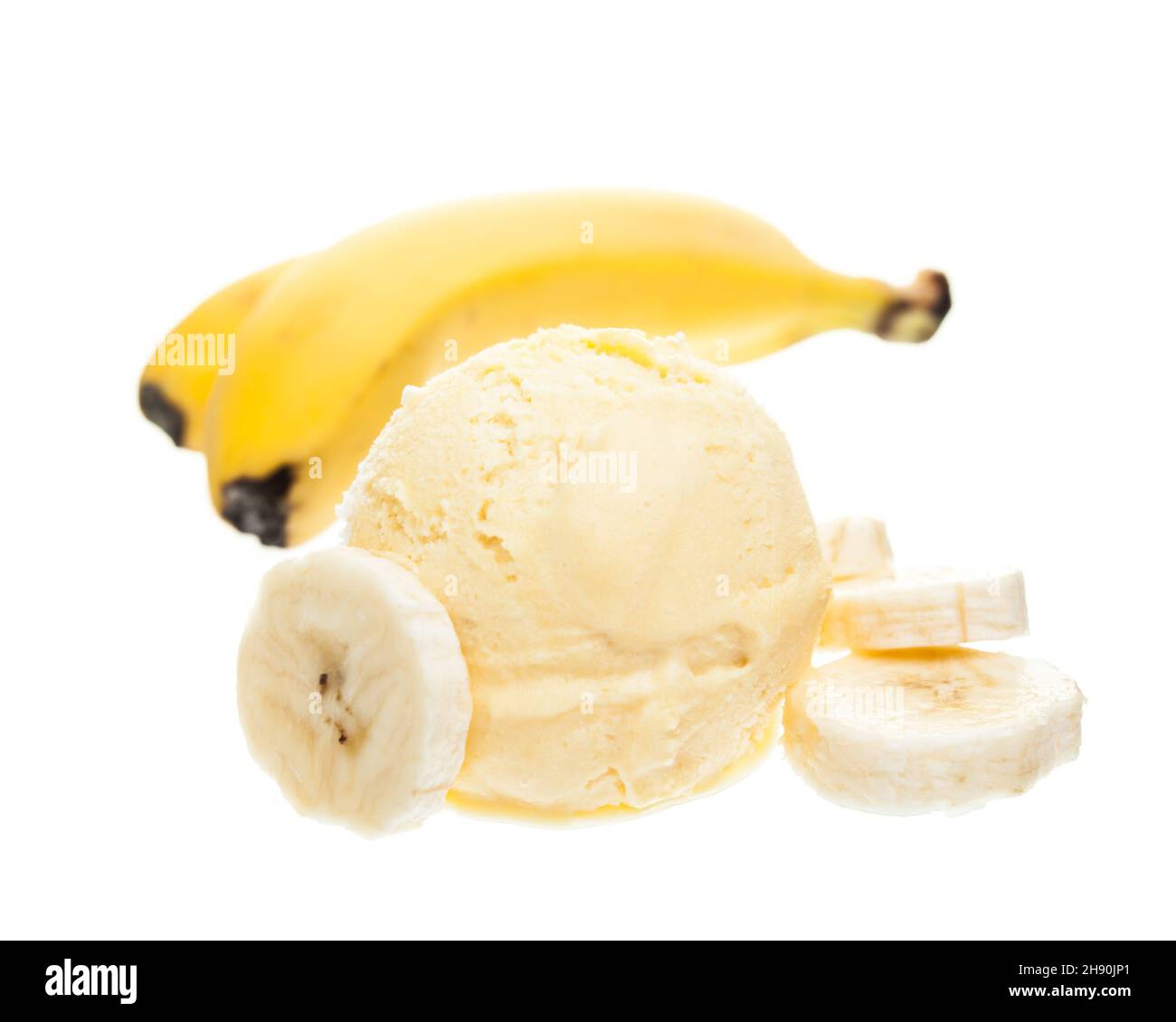 Eine Kugel Bananeneis neben einer Banane isoliert auf weißem Hintergrund Stockfoto