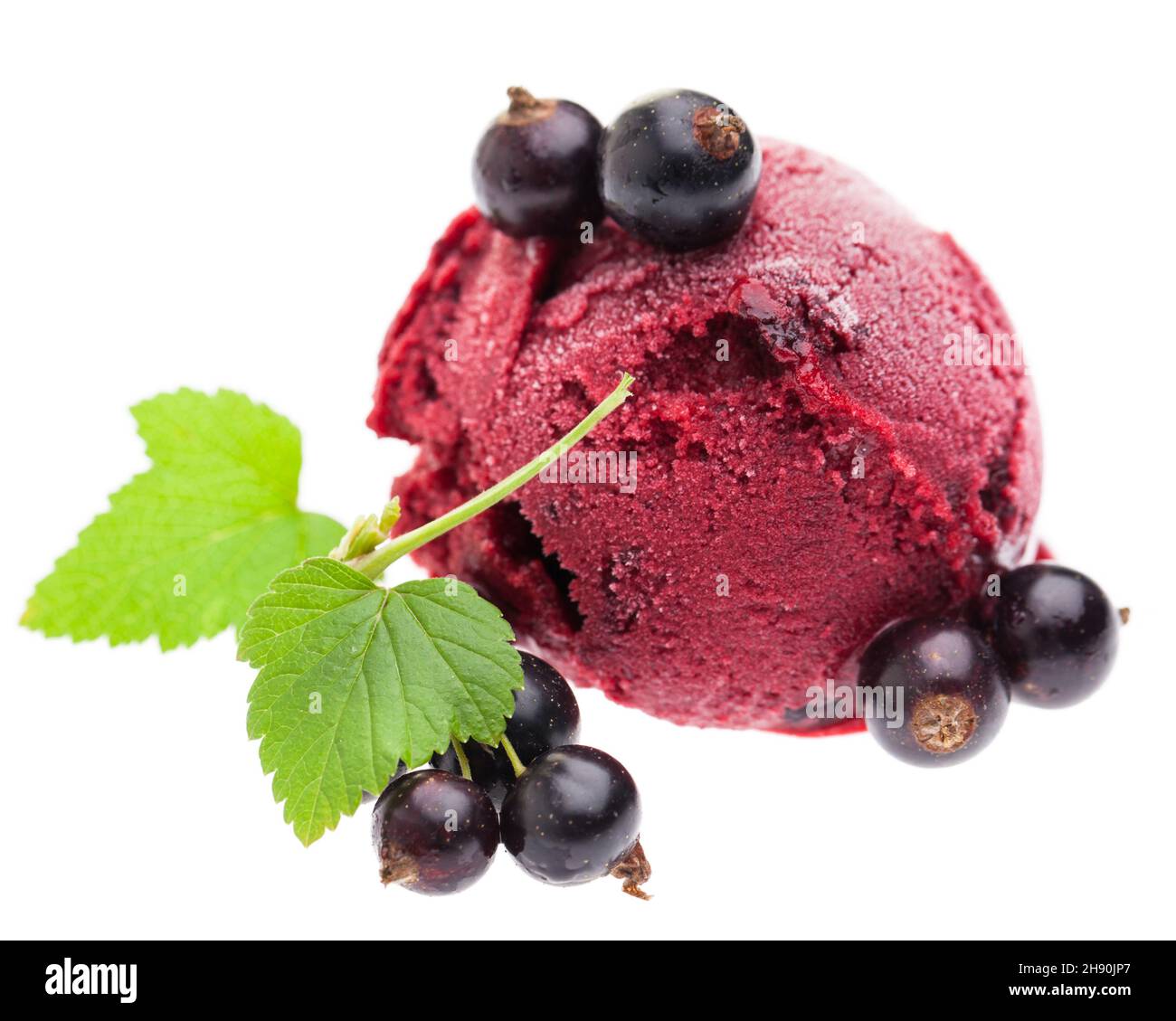Eine Kugel Johannisbeereis mit Früchten aus der Vogelperspektive isoliert auf weißem Hintergrund Stockfoto