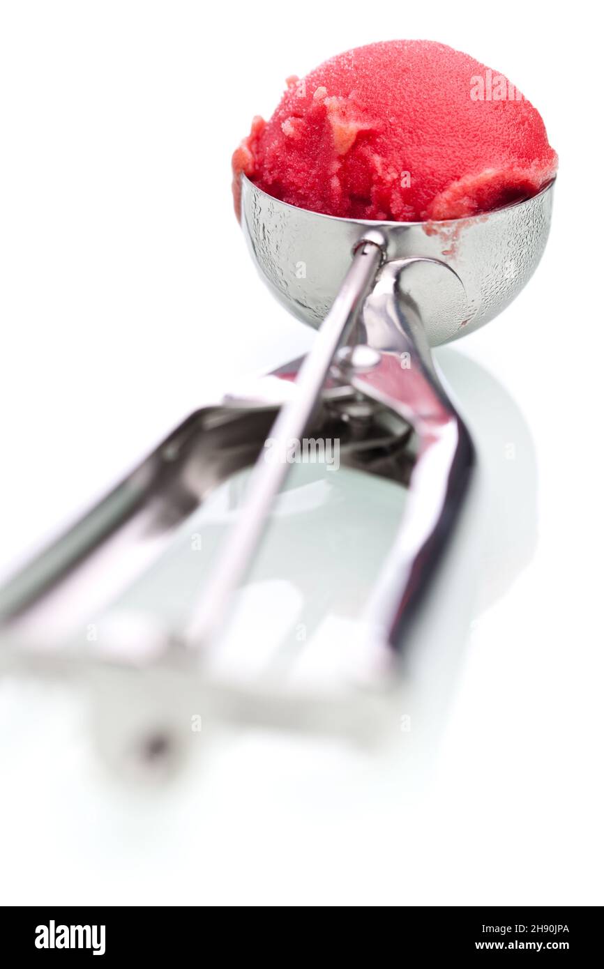 Eine Kugel Fuit Eis isoliert auf weißem Hintergrund Stockfoto