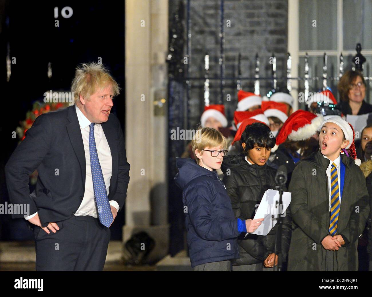 London, Großbritannien. 1st. Dezember 2021 - Boris Johnson PM schaltet die Weihnachtsbeleuchtung in der Downing Street ein, nachdem er einem Kinderchor bei der Weihnachtslieder zugehört hat Stockfoto