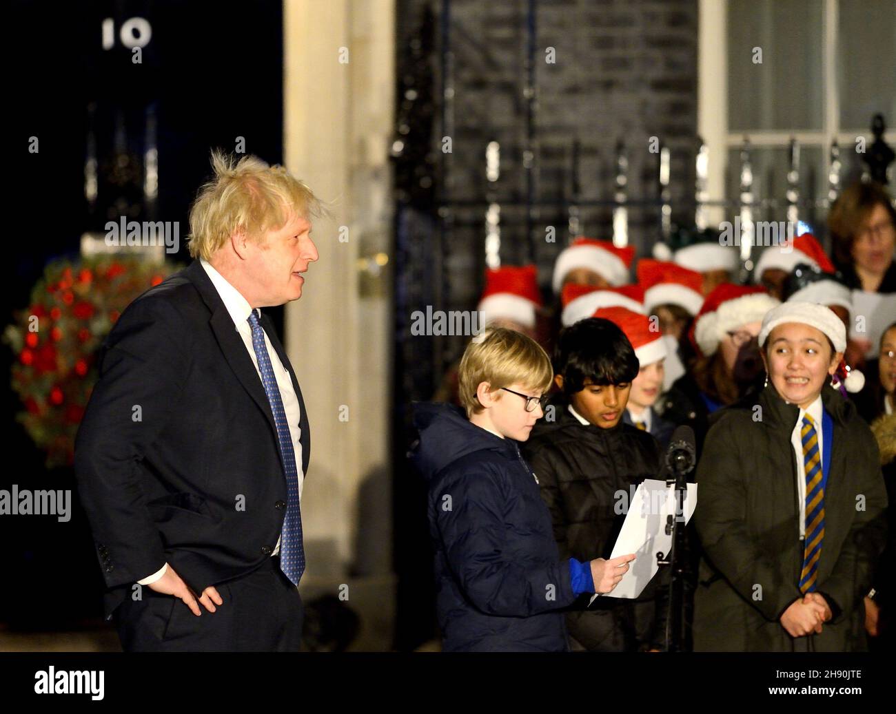 London, Großbritannien. 1st. Dezember 2021 - Boris Johnson PM schaltet die Weihnachtsbeleuchtung in der Downing Street ein, nachdem er einem Kinderchor bei der Weihnachtslieder zugehört hat Stockfoto