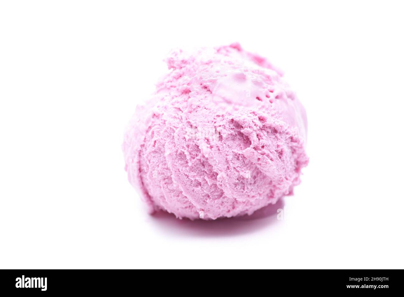 Eine einzelne Kugel Himbeer-Eis isoliert auf weißem Hintergrund Stockfoto