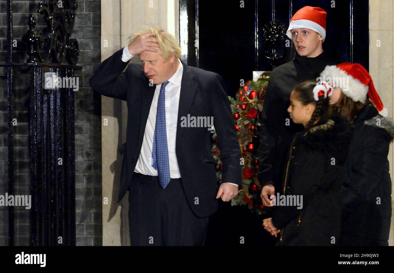 London, Großbritannien. 1st. Dezember 2021 - Boris Johnson PM schaltet die Weihnachtsbeleuchtung in der Downing Street ein, nachdem er einem Kinderchor bei der Weihnachtslieder zugehört hat Stockfoto