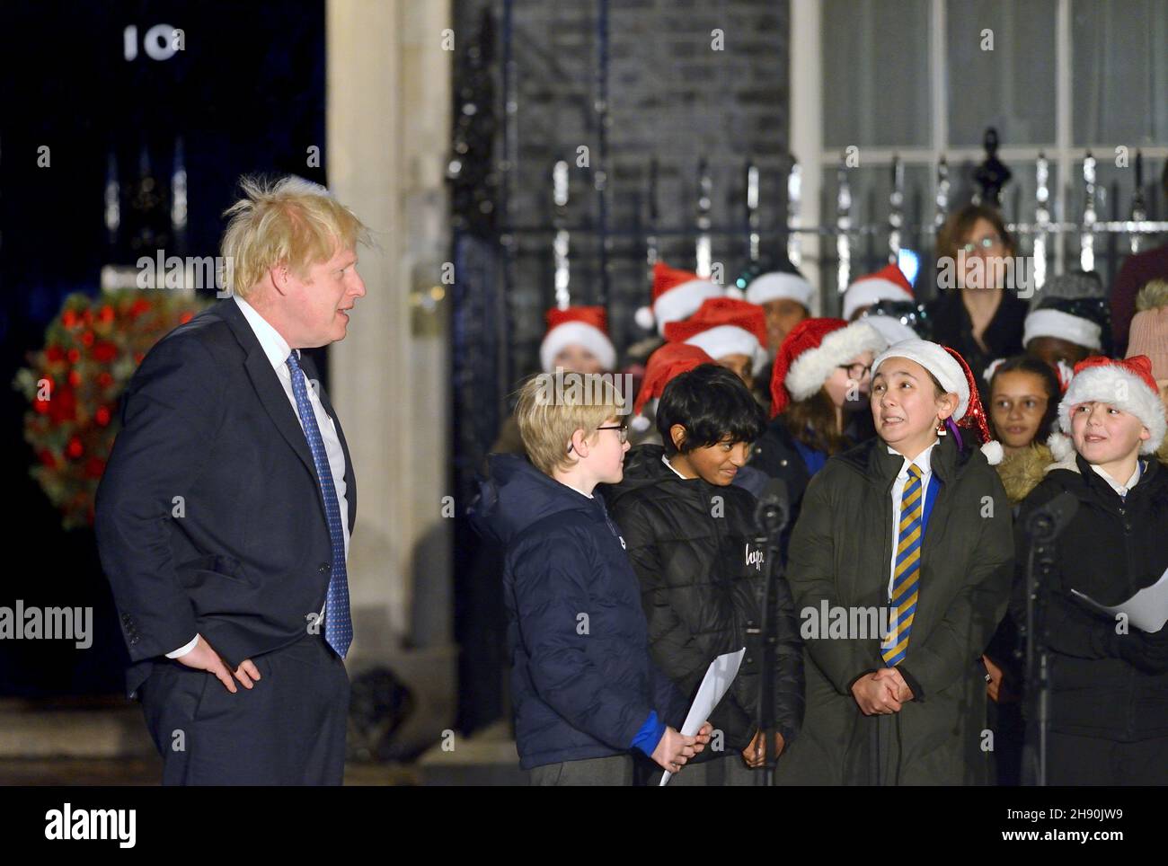 London, Großbritannien. 1st. Dezember 2021 - Boris Johnson PM schaltet die Weihnachtsbeleuchtung in der Downing Street ein, nachdem er einem Kinderchor bei der Weihnachtslieder zugehört hat Stockfoto