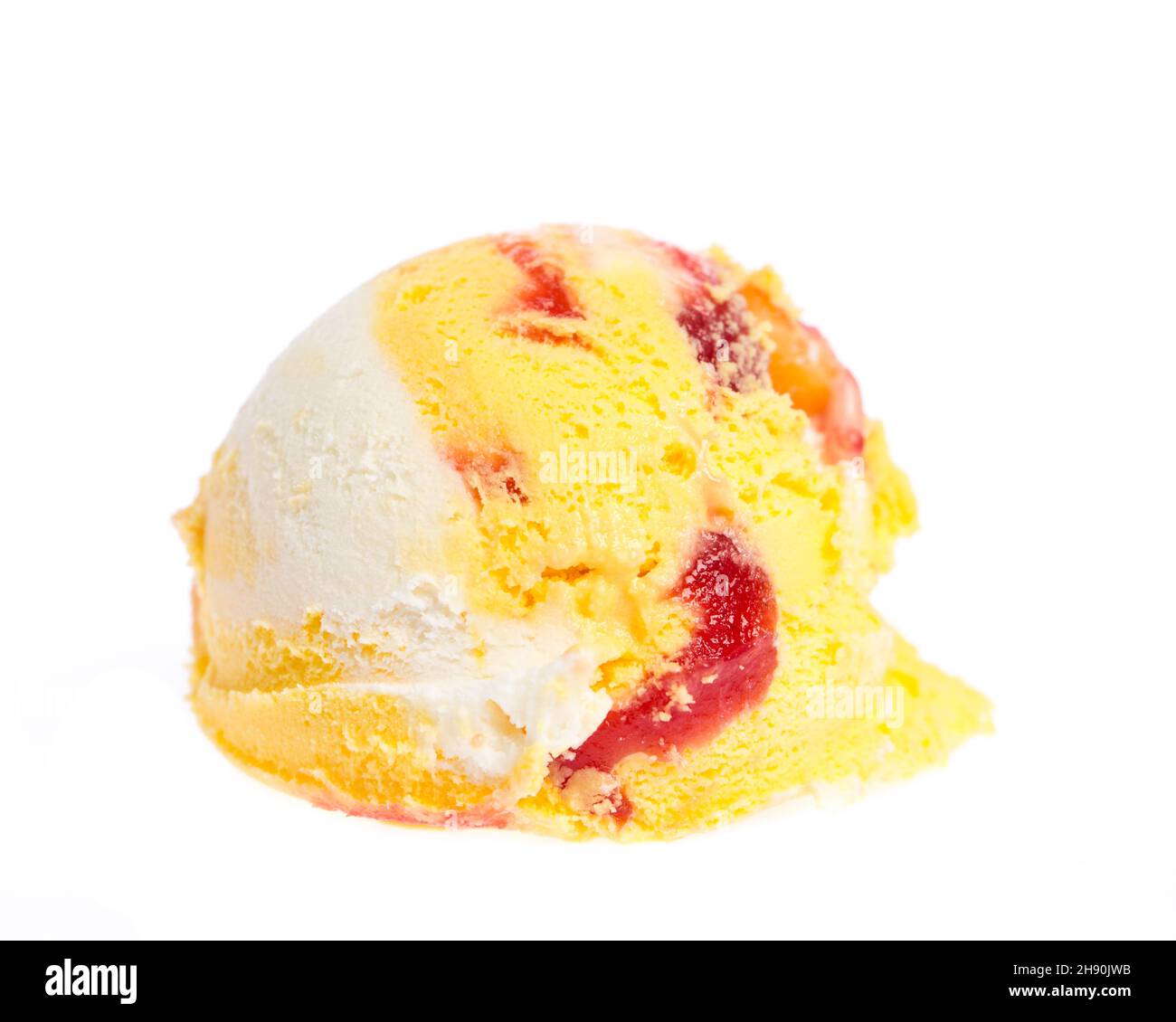 Eis: Eine bunte Kugel Eis isoliert auf weißem Hintergrund Stockfoto