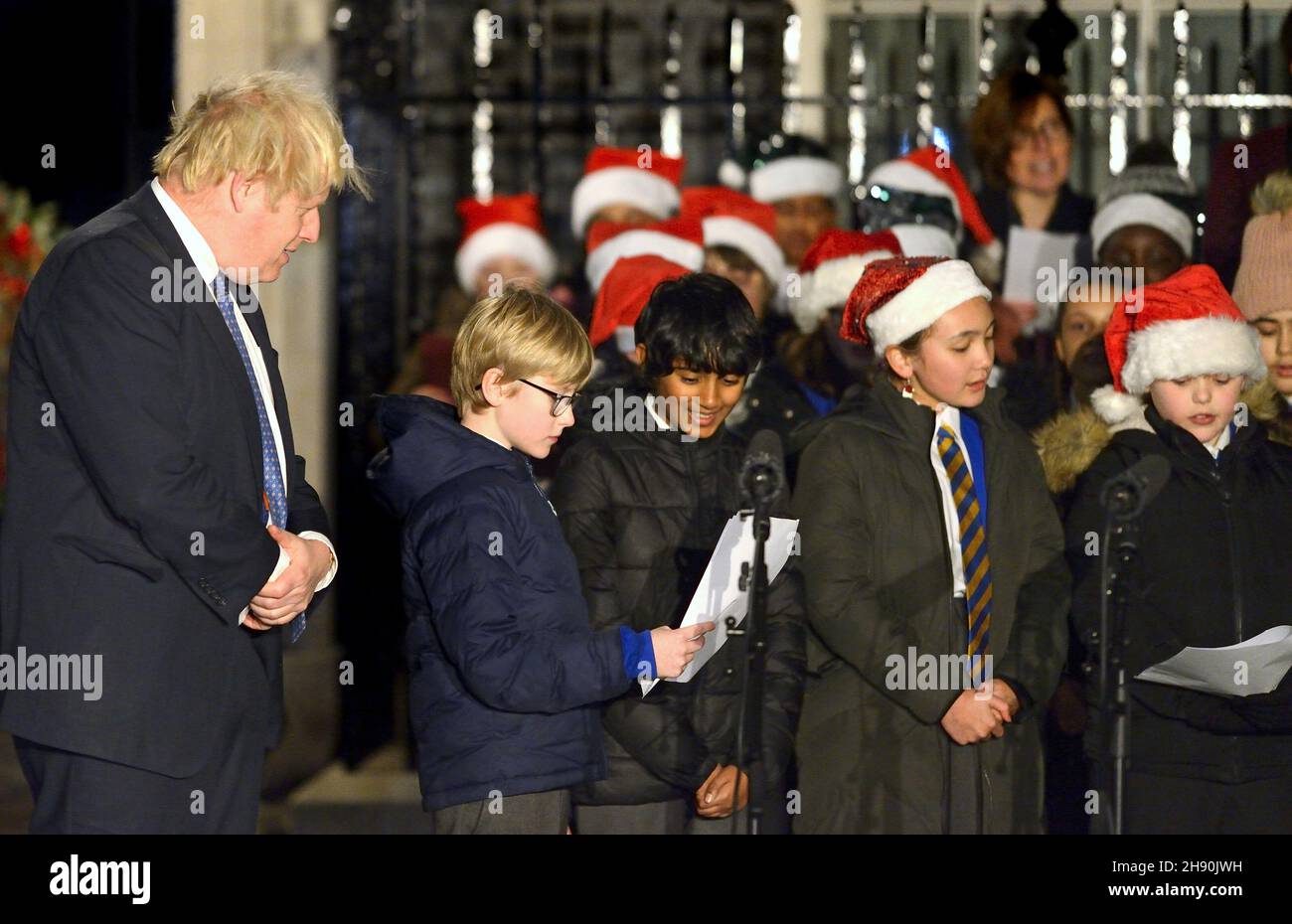 London, Großbritannien. 1st. Dezember 2021 - Boris Johnson PM schaltet die Weihnachtsbeleuchtung in der Downing Street ein, nachdem er einem Kinderchor bei der Weihnachtslieder zugehört hat Stockfoto