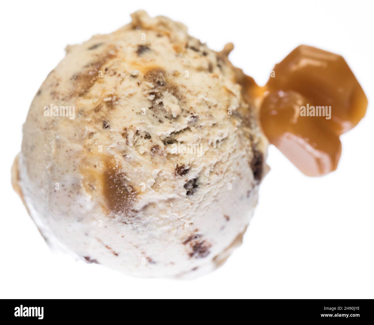 Eine Kugel Vanille - Karamell - Brownie-Eis mit Karamellstücken von oben isoliert auf weißem Hintergrund Stockfoto