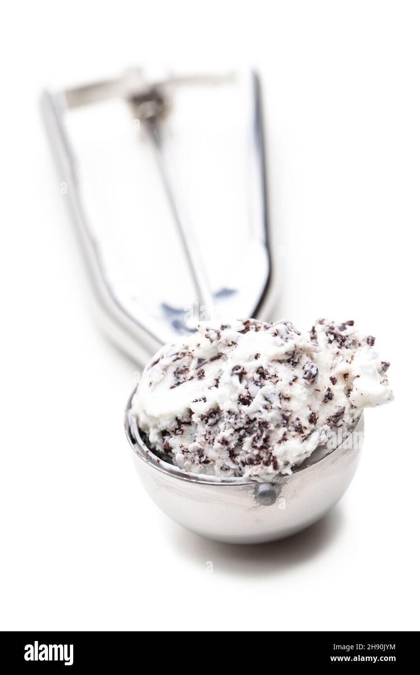 stracciatella Eis in Eisportionierer auf weißem Hintergrund Stockfoto
