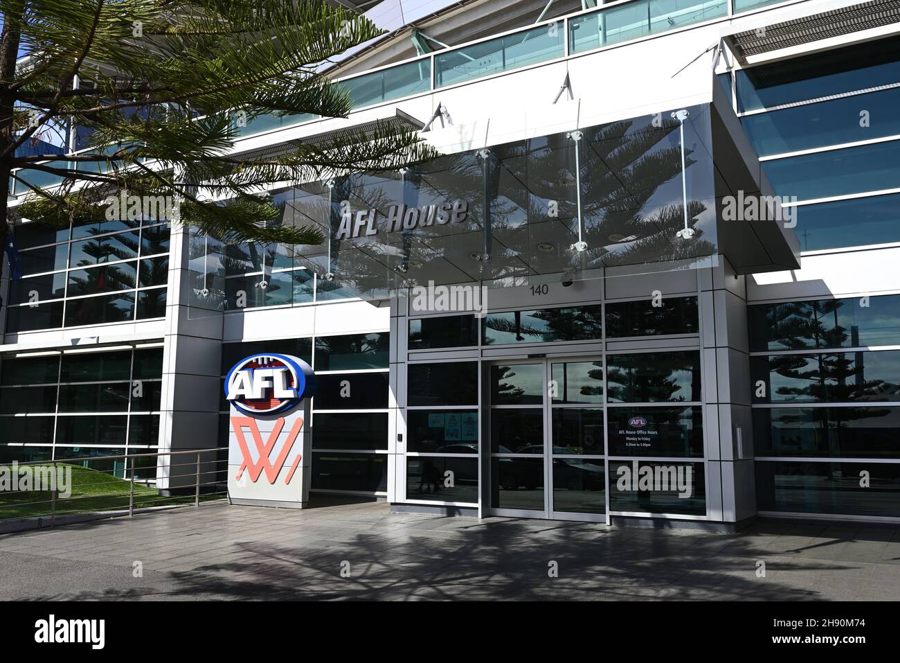 Eintritt zum AFL House, dem Hauptquartier des australischen Fußballturnier- und Spitzenwettbewerbs, auf Harbor Esp, mit neuer Beschilderung für AFLW Stockfoto