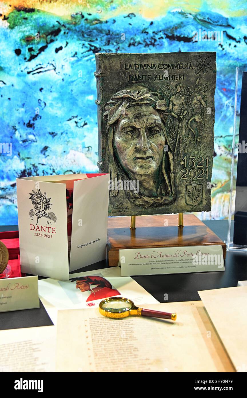 TURIN, ITALIEN - 17. Oktober 2021: Künstlerische Gedenkarbeiten für den italienischen Dichter Dante Alighieri, ausgestellt auf einem Kulturmarkt in Turin, Italien Stockfoto