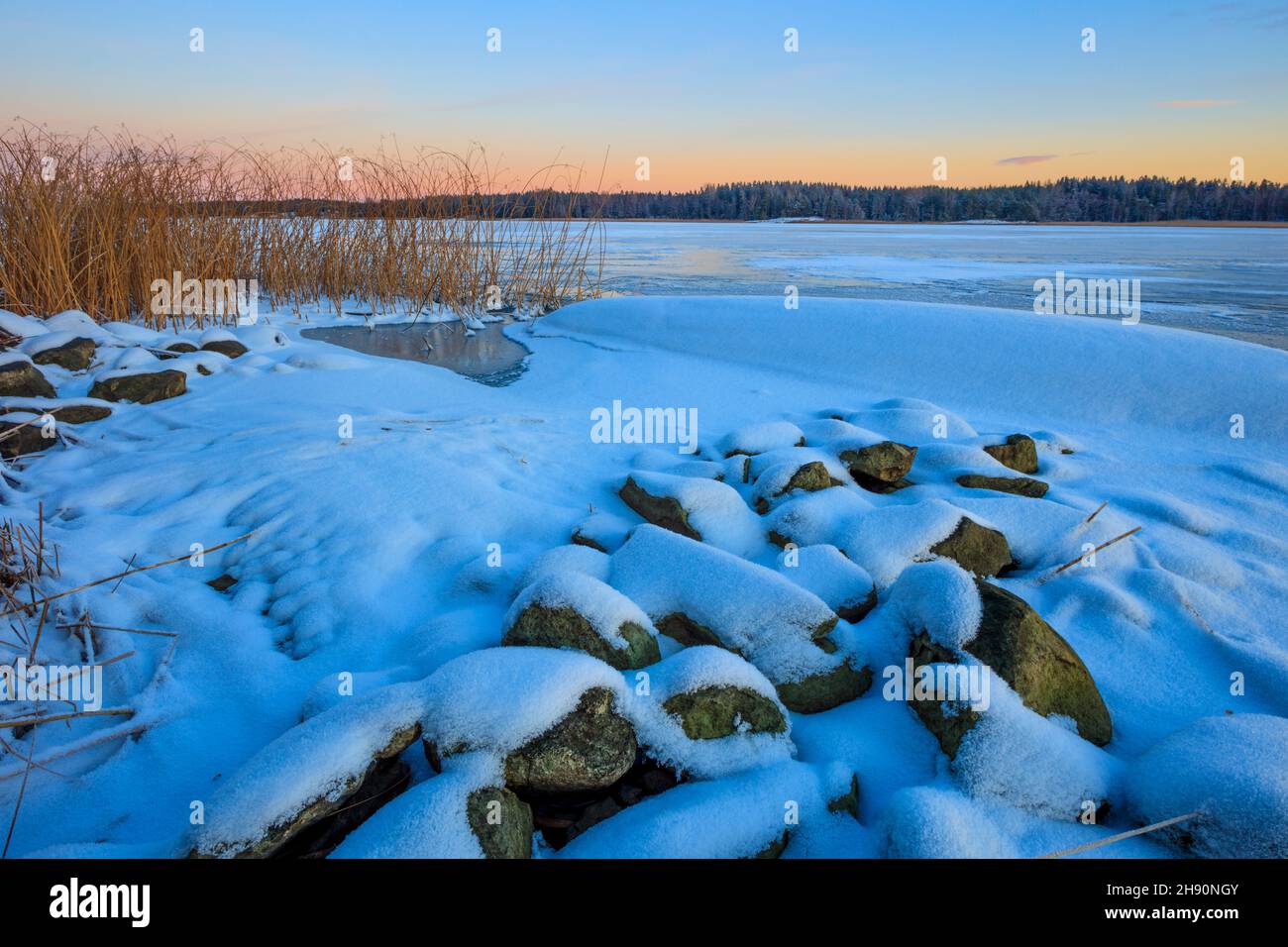 Erster Schnee und Eis in der Abenddämmerung, am Vanemfjorden im See Vansjø, Østfold, Norwegen, Skandinavien. Stockfoto