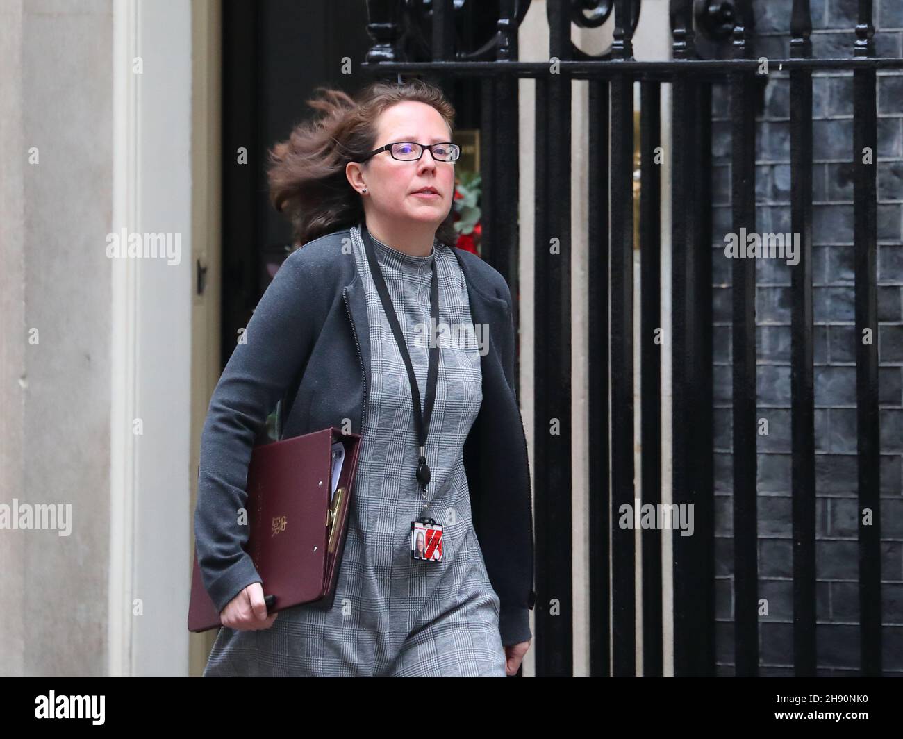 London, Großbritannien, 30th. November 2021. Die Leiterin des Oberhauses, Baroness Evans von Bowes Park, verlässt die Downing Street nach der wöchentlichen Kabinettssitzung. Stockfoto