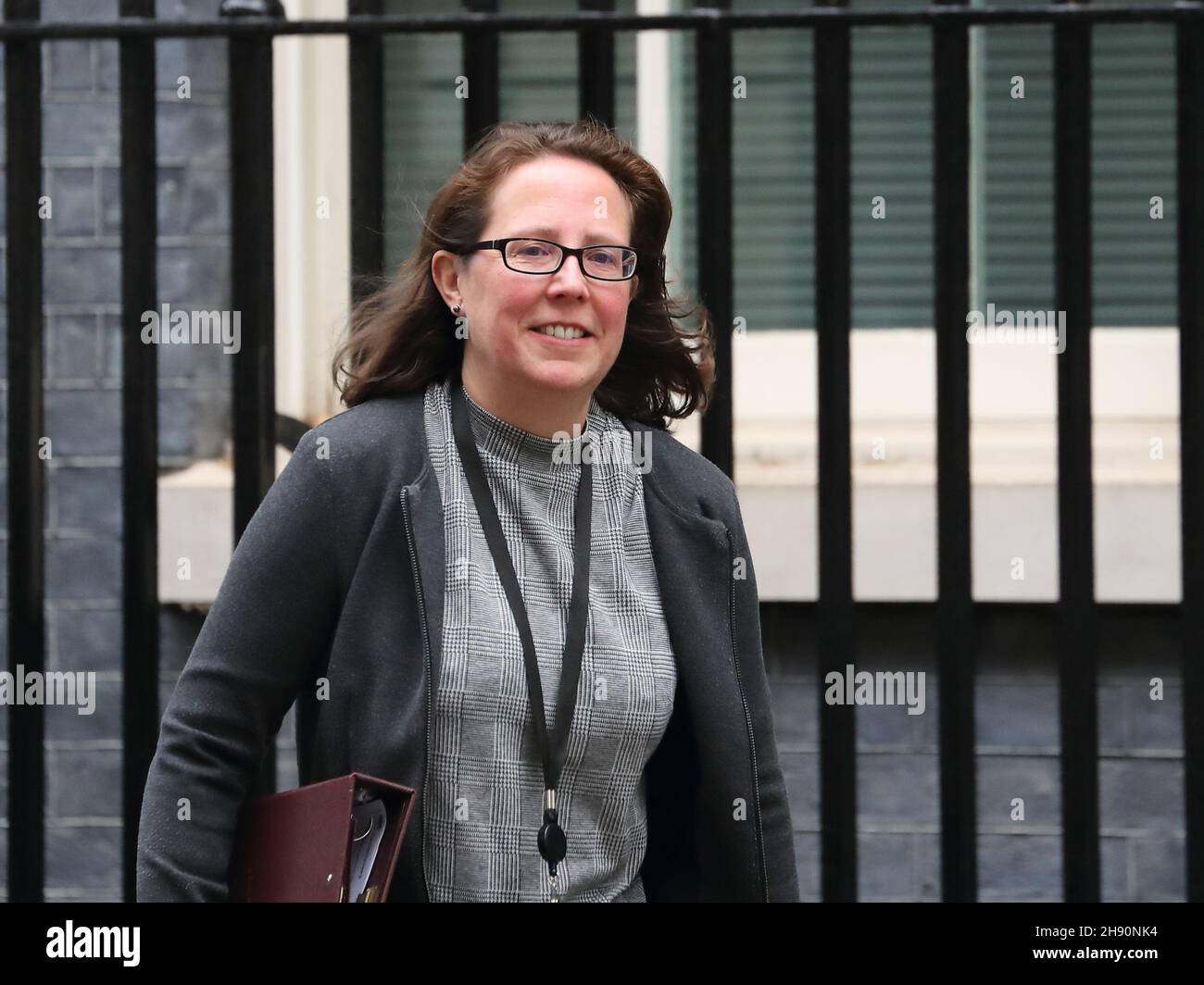 London, Großbritannien, 30th. November 2021. Lächelnde Anführerin des Oberhauses Baroness Evans von Bowes Park verlässt die Downing Street nach der wöchentlichen Kabinettssitzung. Stockfoto