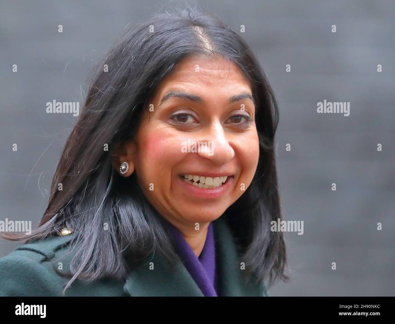 London, Großbritannien, 30th. November 2021. Die Rechtsanwältin Gemeral Suella Braverman verließ die Downing Street nach der wöchentlichen Kabinettssitzung. Stockfoto