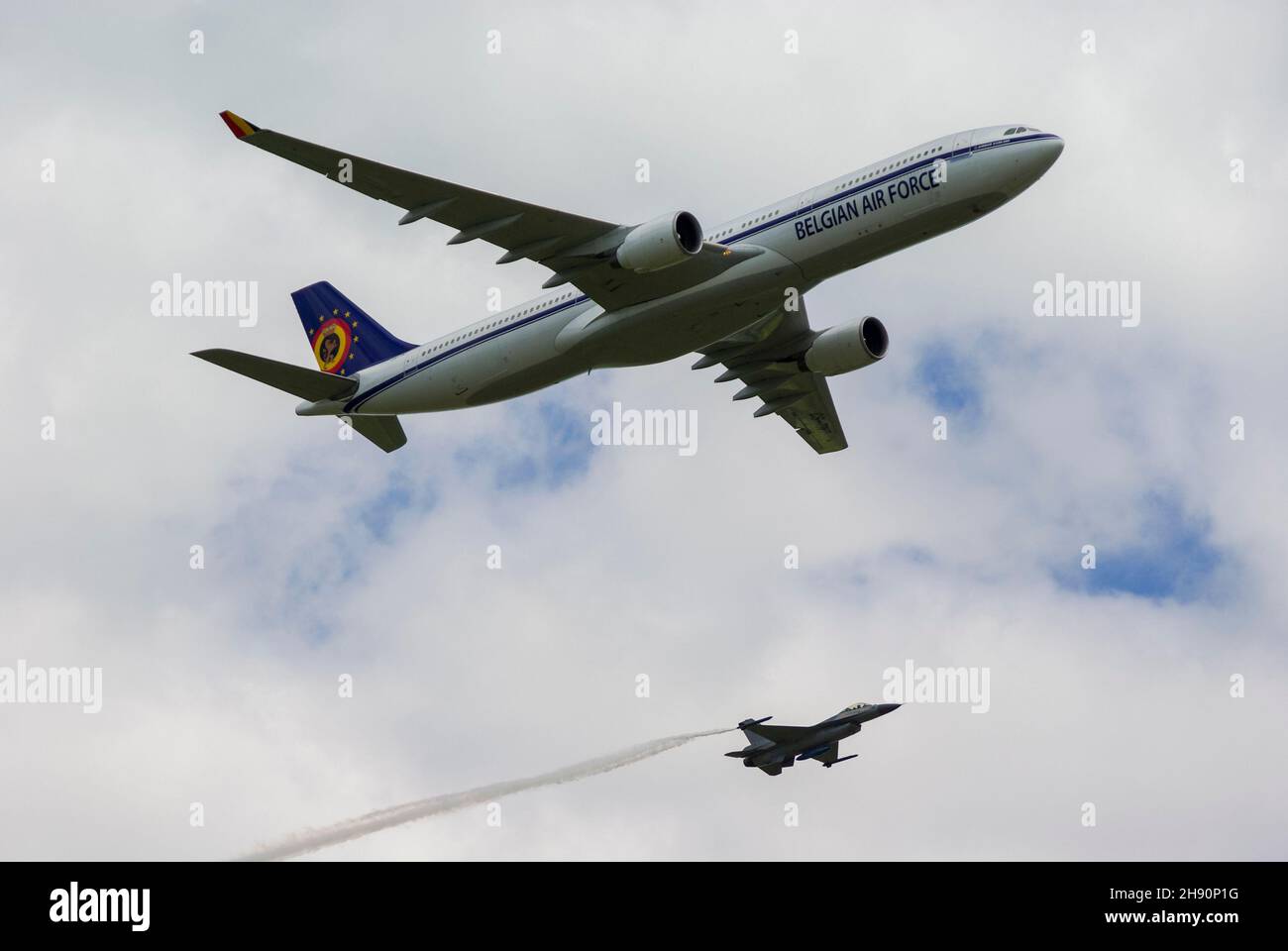 Belgische Luftwaffe Airbus A330 Militärtransport, mit General Dynamics F-16 Fighting Falcon Kampfjet Eskorte auf RAF Waddington Airshow Stockfoto