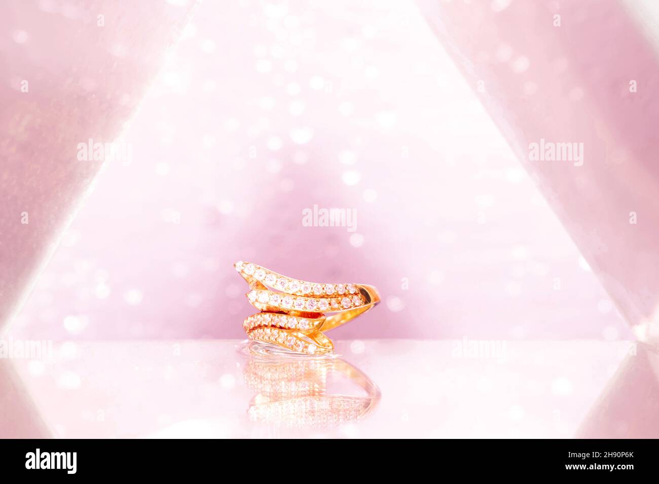 Spiegelung des goldenen Rings für Frauen. Stockfoto