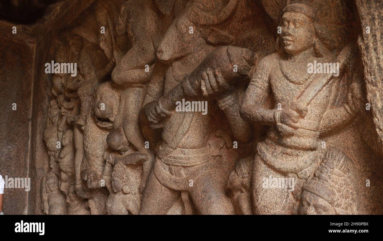 Mahishasurakartini Cave Temple. Steinschnitzereien der Kampfszene von Mahishan und Durga. Das Hotel liegt im Hintergrund des Felsens.Eine Seitenansicht Stockfoto