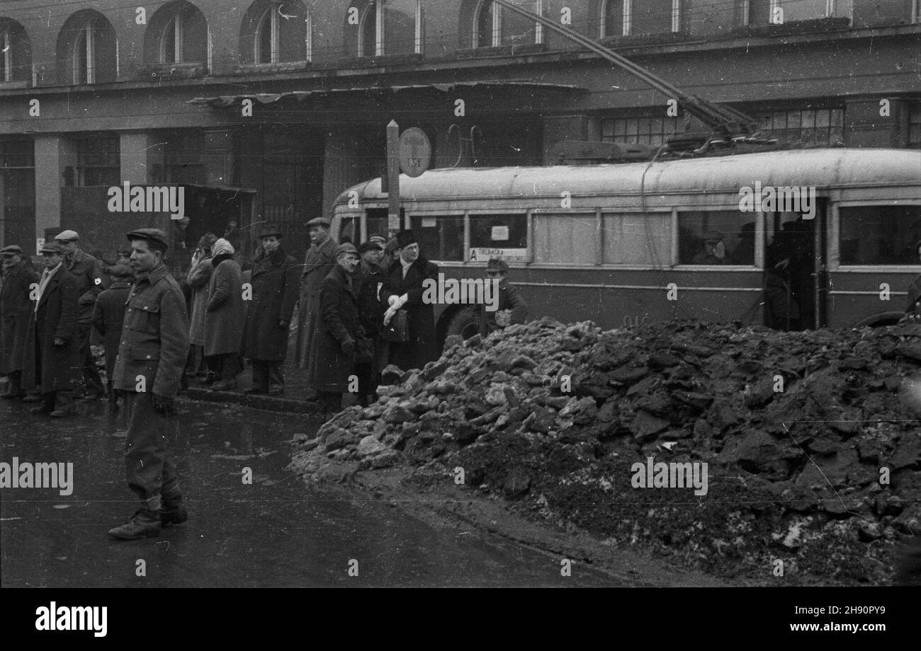 Warszawa, 1947-03. Przystanek trolejbusu linii A przy ul. Brackiej. W ie dom towarowy Braci Jab³kowskich. bb/ms PAP Warschau, März 1947. Eine Trolleybushaltestelle der Linie in der Bracka Street. Im Hintergrund Kaufhaus der Gebrüder Jablkovski. bb/ms PAP Stockfoto