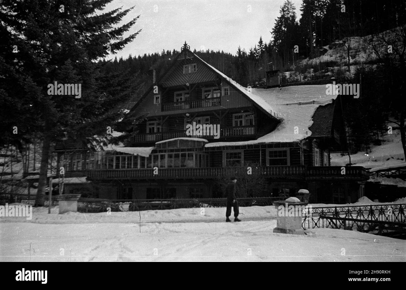 Miêdzygórze, 1947-03. Dom wypoczynkowy Amorek, dawniej Hotel Weiss, przy ulicy Wojska Polskiego. wb PAP Dok³adny dzieñ wydarzenia nieustalony. Miedzygorze, März 1947. Das Amorek-Ferienzentrum, ehemaliges Weiss-Hotel, an der Wojska Polskiego-Straße. wb PAP Stockfoto