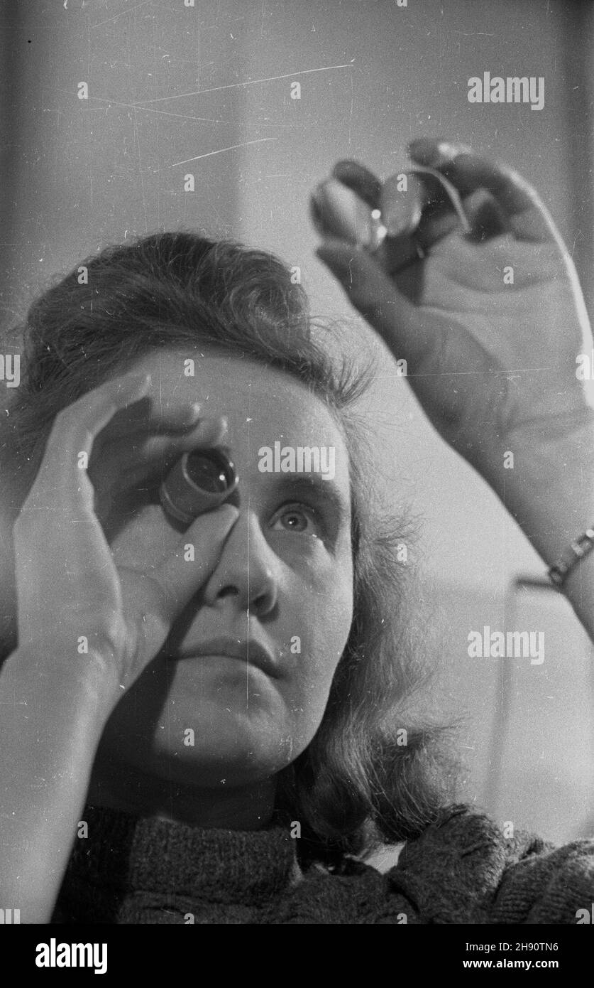 Warszawa, 1947-03. Polskie Zak³ady Optyczne na Grochowie zatrudniaj¹ oko³o 300 pracowników. Produccja zak³adu to: Lornetki, mikroskopy, lupy oraz s³uchawki lekarskie (fonendoskopy). NZ. Kontrola jakoœci soczewek. kw PAP Dok³adny dzieñ wydarzenia nieustalony. Warschau, März 1947. Das polnische Optikwerk im Bezirk Grochow beschäftigt rund 300 Mitarbeiter. Die Pflanze produzierte: Ferngläser, Mikroskope, Lupen und Stethoskope. Abgebildet: Qualitätskontrolle der Linse. kw PAP Stockfoto