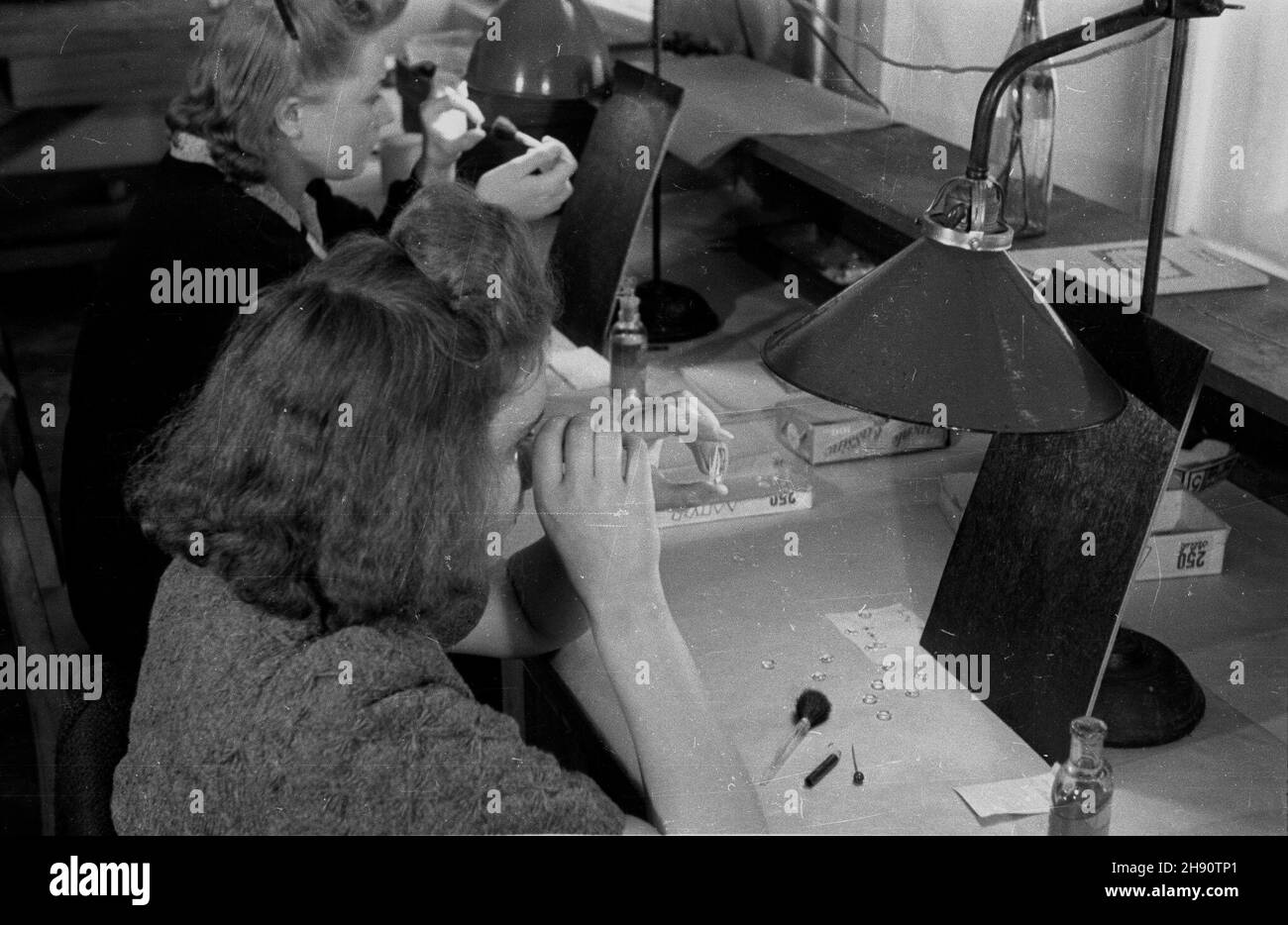 Warszawa, 1947-03. Polskie Zak³ady Optyczne na Grochowie zatrudniaj¹ oko³o 300 pracowników. Produccja zak³adu to: Lornetki, mikroskopy, lupy oraz s³uchawki lekarskie (fonendoskopy). NZ. Kontrola jakoœci soczewek. kw PAP Dok³adny dzieñ wydarzenia nieustalony. Warschau, März 1947. Das polnische Optikwerk im Bezirk Grochow beschäftigt rund 300 Mitarbeiter. Die Pflanze produzierte: Ferngläser, Mikroskope, Lupen und Stethoskope. Abgebildet: Qualitätskontrolle der Linse. kw PAP Stockfoto