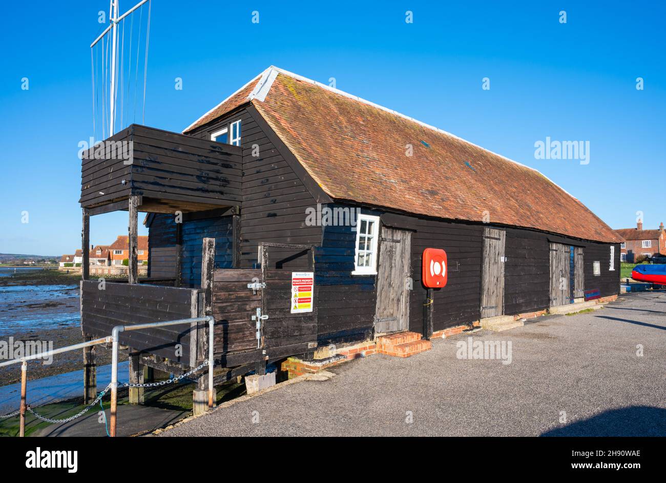 Raptackle, ehemals Bosham Sea School, ein denkmalgeschütztes Gebäude aus dem 18th. Jahrhundert im Bosham Sailing Club in Bosham Quay, West Sussex, England, Großbritannien Stockfoto