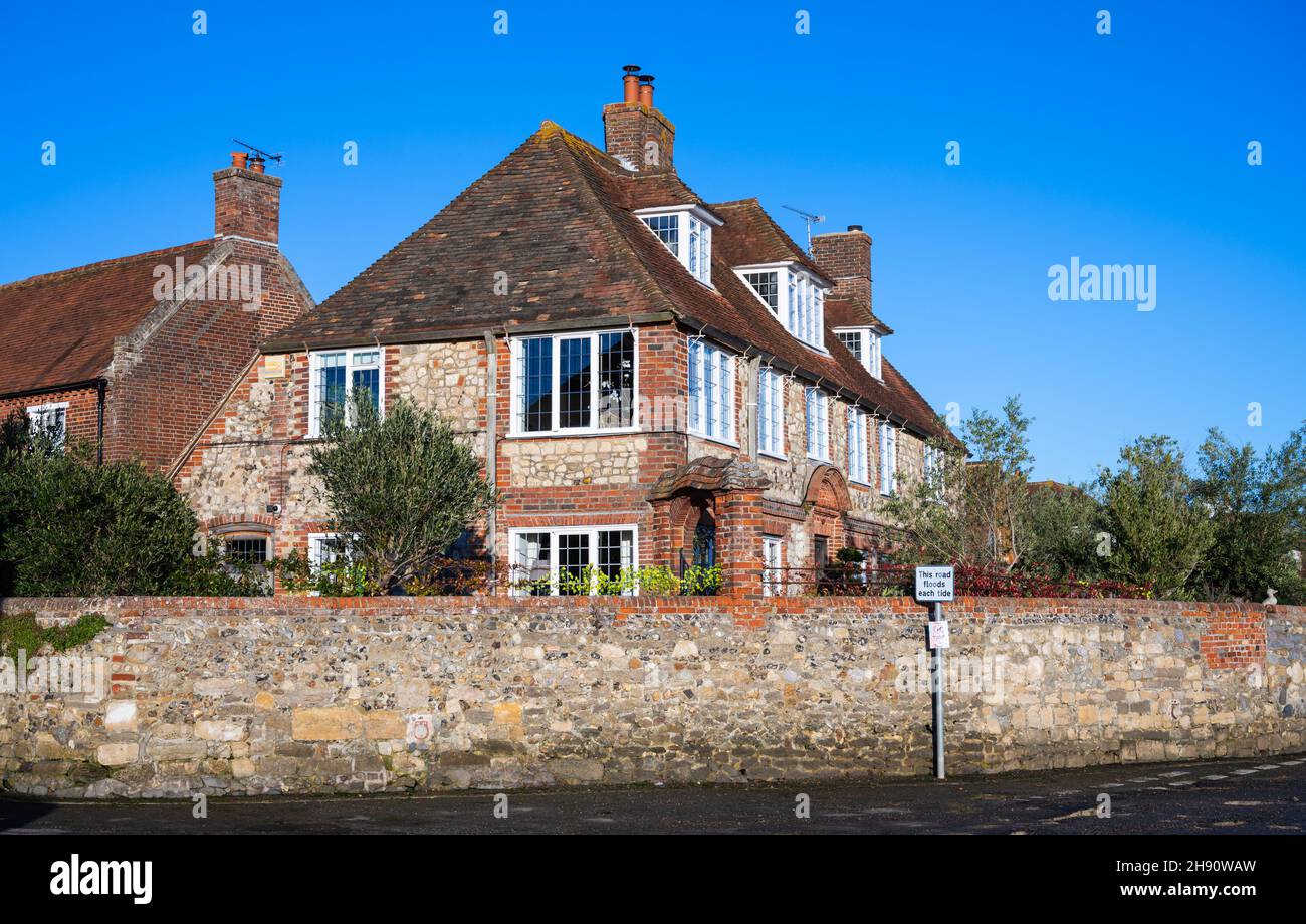 Chandler's House, The Old Town Hall, 1694, im William and Mary-Stil, jetzt ein Haus am Wasser an der Shore Road in Bosham Village, West Sussex, England, Großbritannien. Stockfoto