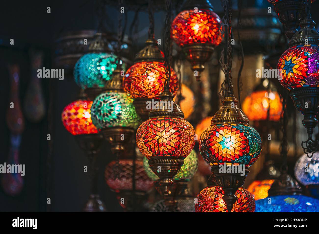 Die Türkei. Markt mit vielen traditionellen Bunten handgefertigte türkische  Lampen und Laternen. Laternen hängen im Shop zum Verkauf. Beliebte  Souvenirs aus der Türkei Stockfotografie - Alamy