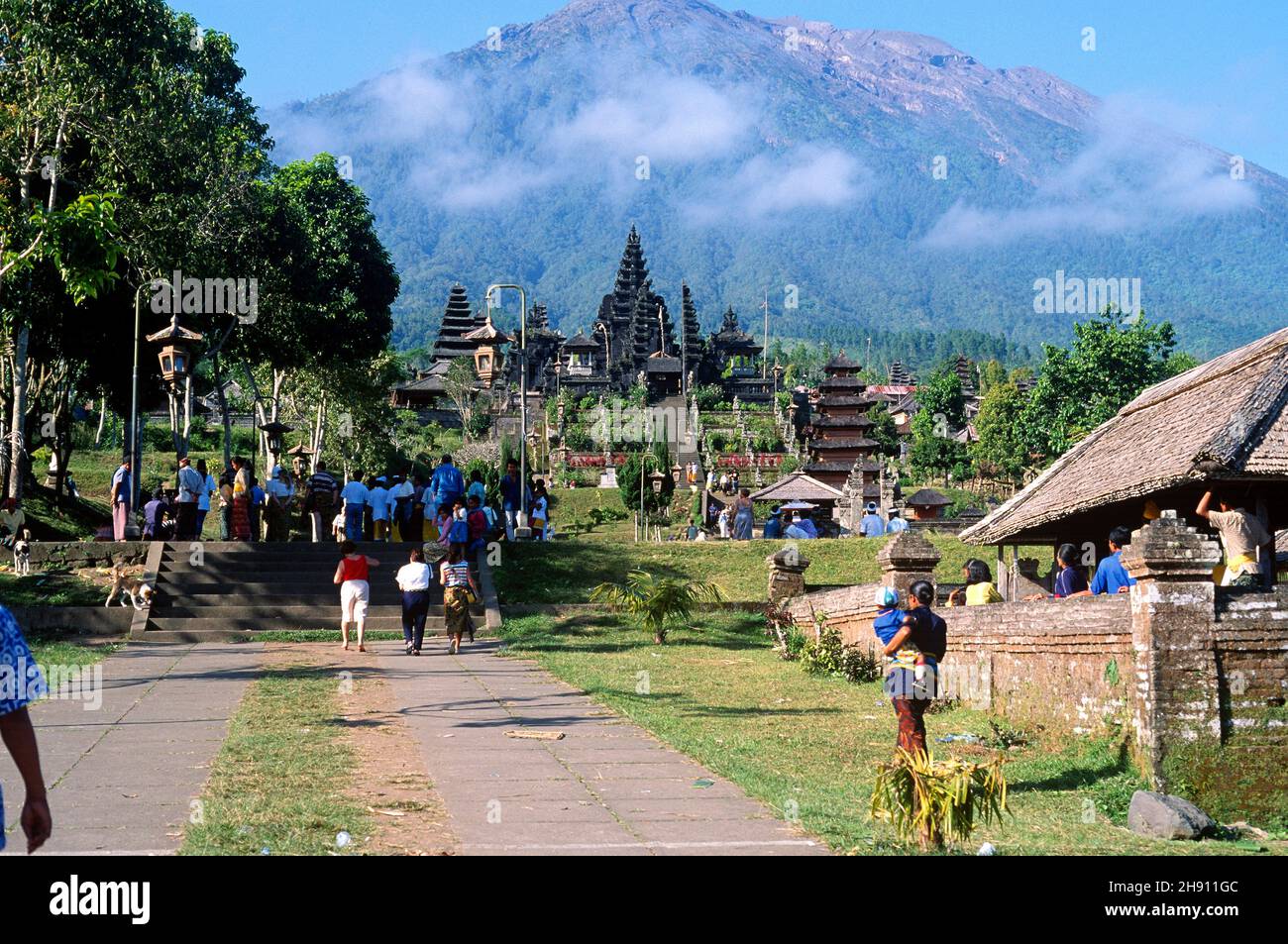 Besakih Tempel und Mount Agung (Vulkan). Bali, Indonesien. Stockfoto