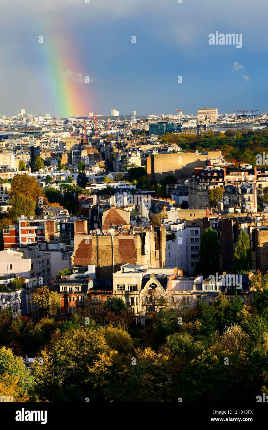 Luftaufnahme von Paris und Neuilly sur seine mit Regenbogen, Frankreich. Stockfoto