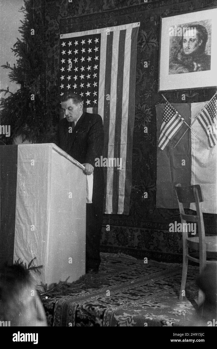 Warka, 1947-03-02. 200-lecie urodzin Kazimierza Pu³askiego. Uroczystoœæ odby³a siê w wareckich Winiarach w muzeum im. Kazimierza Pu³askiego. Uczestniczyli w niej przedstawiciele w³adz polskich oraz przedstawiciele ambasady amerykañskiej. NZ. Przemawia Minister pracy i opieki spo³ecznej Kazimierz Rusinek. Ad PAP/Stanis³aw D¹browiecki Warka, 2. März 1947. Das 200th-jährige Jubiläum von Kazimierz Pulaski. Die Zeremonie fand im Winiary von Warka im Kazimierz Pulaski Museum statt. An der Veranstaltung nahmen hochrangige polnische Staatsbeamte und Vertreter der US-Botschaft Teil. Im Bild: Arbeit und Stockfoto