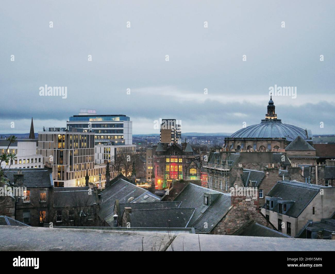 EDINBURGH eine Luftaufnahme von neuen und alten Gebäuden Bild von Julian Brown Stockfoto