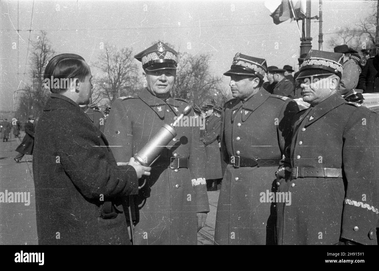 Warszawa, 1947-03-10. Wizyta delegacji rz¹dowej Czechos³owacji. Defilada na placu Na Rozdro¿u. NZ. od lewej: Pracownik Filmu Polskiego, marsza³ek Micha³ Rola-¯ymierski, genera³ Marian Spychalski - zastêpca naczelnego dowódcy Wojska Polskiego (WP) i genera³ Karol Œwierczewski - wiceminister obrony narodowej. bb/pp PAP/Stanis³aw D¹browiecki Warschau, 10. März 1947. Regierungsdelegierte der Tschechoslowakei besuchen Warschau. Eine Parade auf dem Na Rozdrozu Platz. Im Bild: Von links Polish Film Angestellter, Marschall Michal Rola-Zymierski, General Marian Spychalski, stellvertretender Oberbefehlshaber des Polens Stockfoto