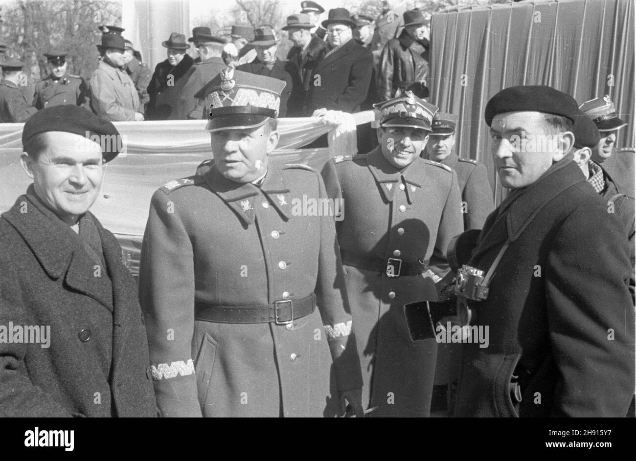 Warszawa, 1947-03-10. Wizyta delegacji rz¹dowej Czechos³owacji. Defilada na placu Na Rozdro¿u. NZ. marsza³ek, Micha³ Rola-¯ymierski (2L) i genera³ Marian Spychalski (3L) - zastêpca naczelnego dowódcy Wojska Polskiego (WP) z pracownikami Filmu Polskiego. bb/pp PAP/Archiwum Warschau, 10. März 1947. Regierungsdelegierte der Tschechoslowakei besuchen Warschau. Eine Parade auf dem Na Rozdrozu Platz. Im Bild: Marschall Michal Rola-Zymierski (zweiter von links) und General Marian Spychalski (dritter von links), stellvertretender Oberbefehlshaber der polnischen Armee mit polnischer Filmcrew. bb/pp PAP/Archiwum Stockfoto