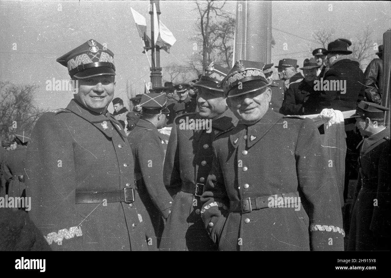 Warszawa, 1947-03-10. Wizyta delegacji rz¹dowej Czechos³owacji. Defilada na placu Na Rozdro¿u. NZ. od lewej: marsza³ek, Micha³ Rola-¯ymierski, genera³ Marian Spychalski - zastêpca naczelnego dowódcy Wojska Polskiego (WP) i genera³ Karol Œwierczewski - wiceminister obrony narodowej. bb/pp PAP/Stanis³aw D¹browiecki Warschau, 10. März 1947. Regierungsdelegierte der Tschechoslowakei besuchen Warschau. Eine Parade auf dem Na Rozdrozu Platz. Im Bild: Von links Marschall Michal Rola-Zymierski, General Marian Spychalski, stellvertretender Oberbefehlshaber der polnischen Armee General Karol Swierczewski, National Defenc Stockfoto