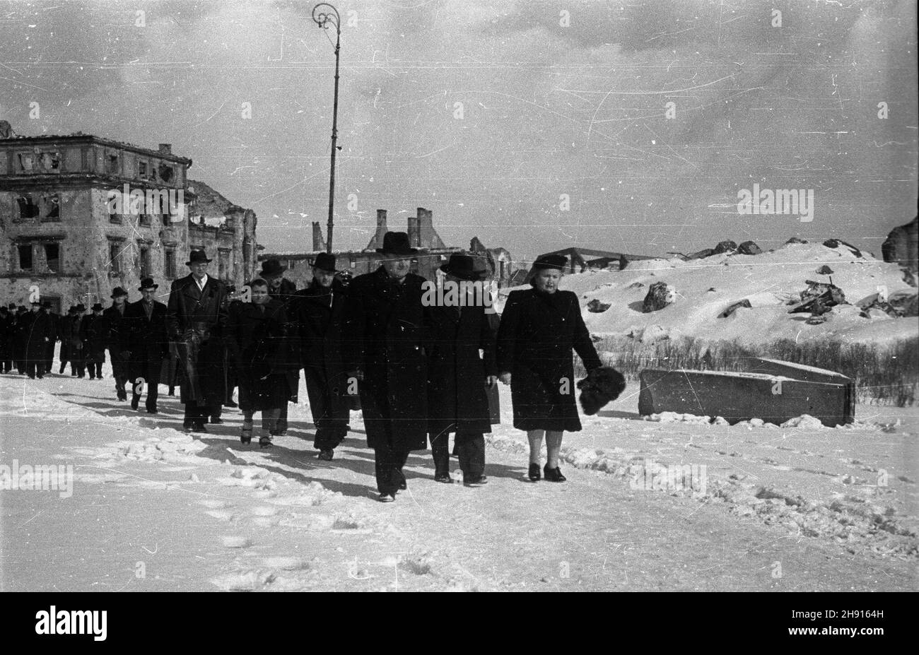 Warszawa, 1947-03-10. Delegacja rz¹dowa Czechos³owacji na placu Zamkowym. NZ. w pierwszym rzêdzie Klement Gottwald (L) z ma³¿onk¹, Prezydent Warszawy Stanis³aw To³wiñski (C). bb/gr PAP Warschau, 10. März 1947. Delegierte der tschechoslowakischen Regierung auf dem Zamkowy (Schloss) Platz. Im Bild: Im Vordergrund Klement Gottwald (links) mit seiner Frau, Präsident von Warschau Stanislaw Tolwinski (Mitte). bb/gr PAP Stockfoto