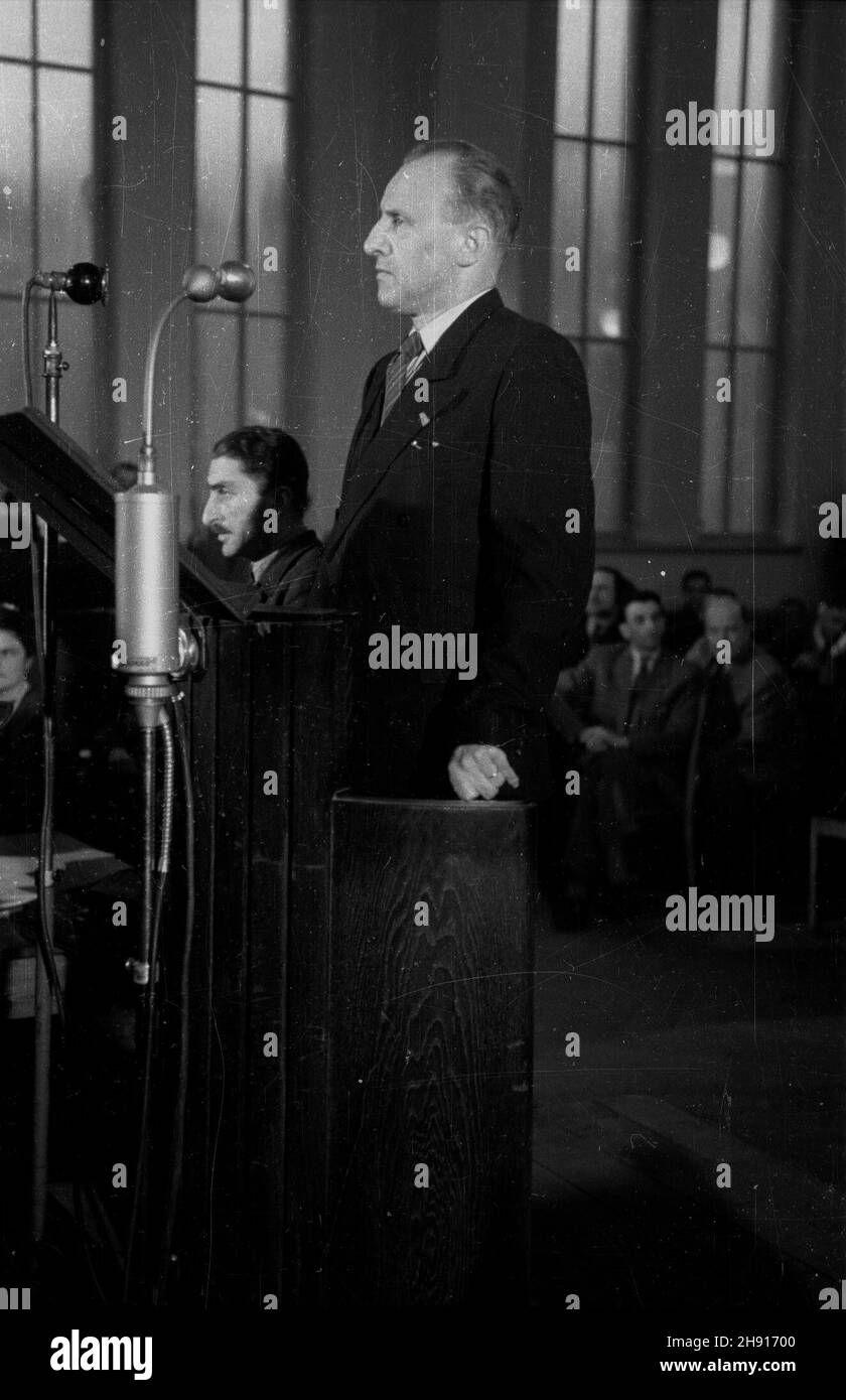 Warszawa, 1947-03-21. Przes³uchania podczas procesu komendanta obozu Rudolfa Hoessa przed Najwy¿szym Trybuna³em Narodowym. Proces odbywa³ siê w gmachu Zwi¹zku Nauczycielstwa Polskiego przy ul. Smulikowskiego. NZ. przewodnicz¹cy Najwy¿szego S¹du Ludowego w Pradze, by³y wiêzieñ Oœwiêcimia, Jaroslav Drabek sk³ada zeznania. Z lewej t³umacz. wb PAP/Stanis³aw D¹browiecki Warschau, 21. März 1947. Die Anhörung von Rudolf Hoess, dem Kommandanten des Nazi-Todeslagers Auschwitz-Birkenau vor dem höchsten nationalen Tribunal. Die Klage wurde im Gebäude der Polnischen Lehrergewerkschaft in Smulik erhoben Stockfoto