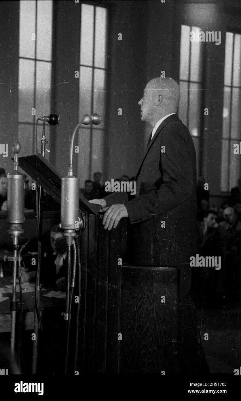 Warszawa, 1947-03-21. Przes³uchania podczas procesu komendanta obozu Rudolfa Hoessa przed Najwy¿szym Trybuna³em Narodowym. Proces odbywa³ siê w gmachu Zwi¹zku Nauczycielstwa Polskiego przy ul. Smulikowskiego. NZ. premier Józef Cyrankiewicz, by³y wiêzieñ obozu w Oœwiêcimiu, sk³ada zeznania. wb PAP/Stanis³aw D¹browiecki Warschau, 21. März 1947. Die Anhörung von Rudolf Hoess, dem Kommandanten des Nazi-Todeslagers Auschwitz-Birkenau vor dem höchsten nationalen Tribunal. Die Klage wurde im Gebäude der Polnischen Lehrergewerkschaft in der Smulikowskiego Straße erhoben. Im Bild: PM Jozef Cyrankiewicz Stockfoto
