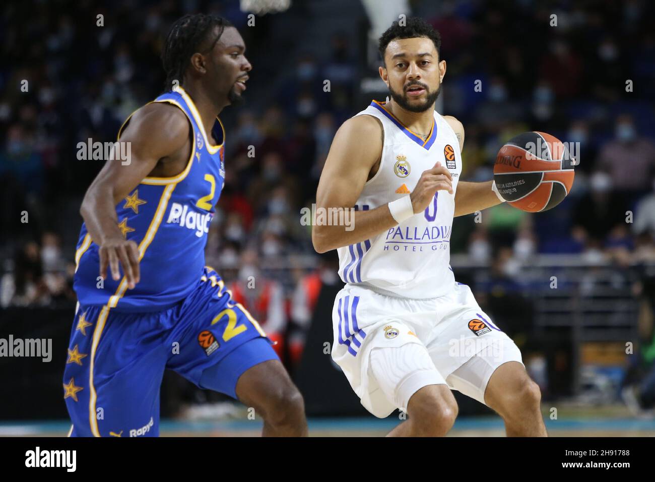 Madrid, Spanien, 2. Dezember 2021, Nigel Williams-Goss von Real Madrid und Keenan Evans von Maccabi Playtika Tel Aviv während des Euroleague-Basketballspiels von Turkish Airlines zwischen Real Madrid und Maccabi Playtika Tel Aviv am 2. Dezember 2021 im Wizink Center in Madrid, Spanien - Foto Laurent Lairys / DPPI Stockfoto