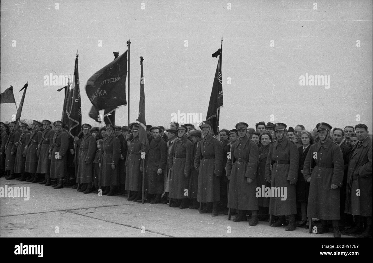 Warszawa, 1947-03-29. Okêcie, lotnisko. Sprowadzenie cia³a genera³a Karola Œwierczewskiego. Œwierczewski urodzi³ siê 22 lutego 1897 r. w Warszawie. OD 1918 r. by³ w Armii Czerwonej, cz³onek Wszechzwi¹zkowej Komunistycznej Partii (bolszewików) [WKP(b)]. W latach 1936–38 walczy³ w hiszpañskiej wojnie domowej. OD 1944 r. w Armii Polskiej w ZSRR, w latach 1944–45 dowódca 2 Armii Wojska Polskiego. OD 1944 r. cz³onek Komitetu Centralnego Polskiej Partii Robotniczej (PPR). OD 1946 r. wiceminister obrony narodowej. Wspó³odpowiedzialny za represje wobec ¿o³nierzy Armii Krajowej (AK). Zgin¹³ 28 Marca 19 Stockfoto