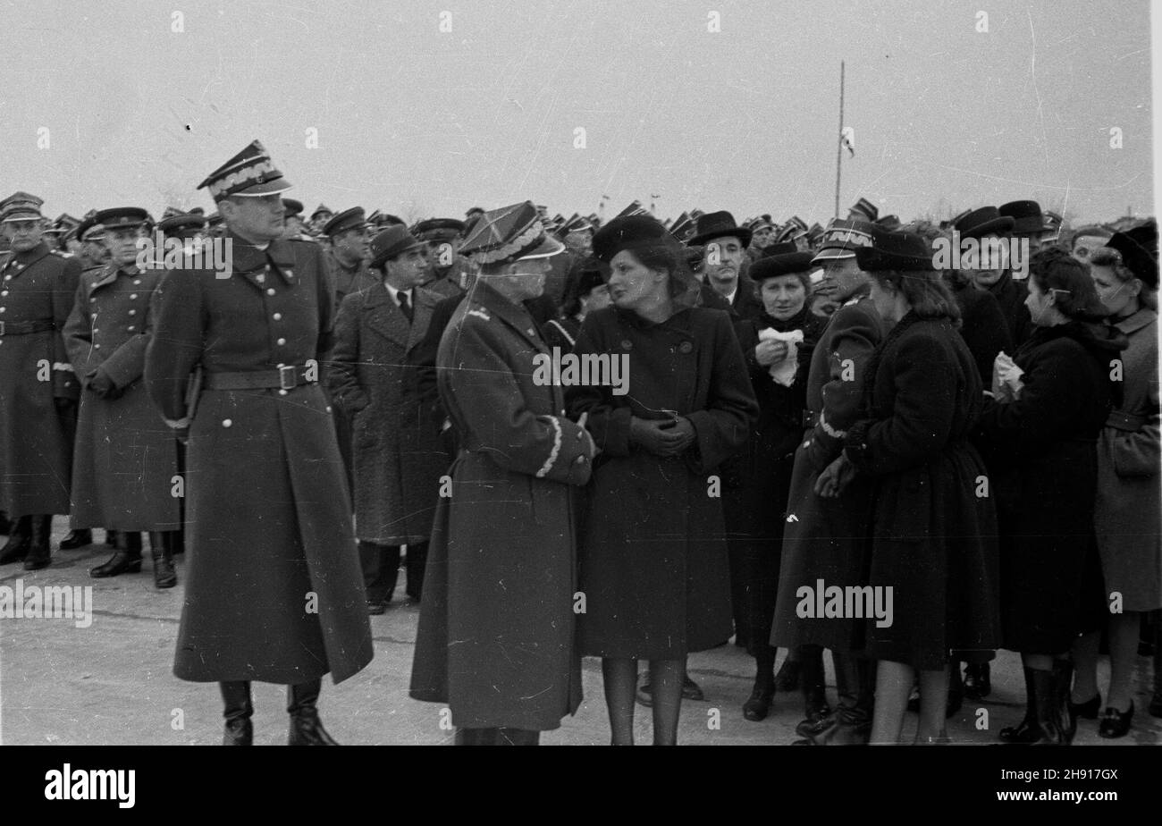 Warszawa, 1947-03-29. Sprowadzenie cia³a gen. Karola Œwierczewskiego. NZ. Oczekiwanie na samolot na lotnisku Okêcie. Wœród zebranych w pierwszym rzêdzie stoj¹, od lewej: Piotr Jaroszewicz, Aleksander Zawadzki, siostra Karola Œwierczewskiego. bb/gr PAP Warschau, 29. März 1947. Die Leiche von General Karol Swierczewski wird nach Warschau gebracht. Bild: Auf dem Flughafen Okecie von links: Piotr Jaroszewicz, Aleksander Zawadzki, Schwester von Karol Swierczewski. bb/gr PAP Stockfoto